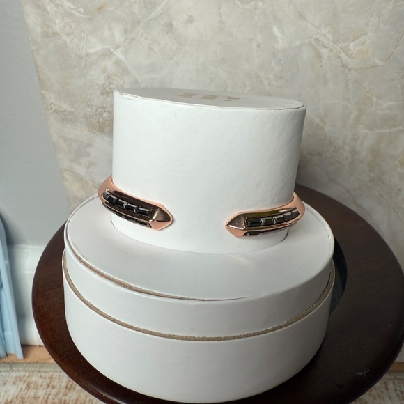 Bomb Party Single Hinged Cuff - Wrapped in a Bow - Rose gold - Picture 1 of 3